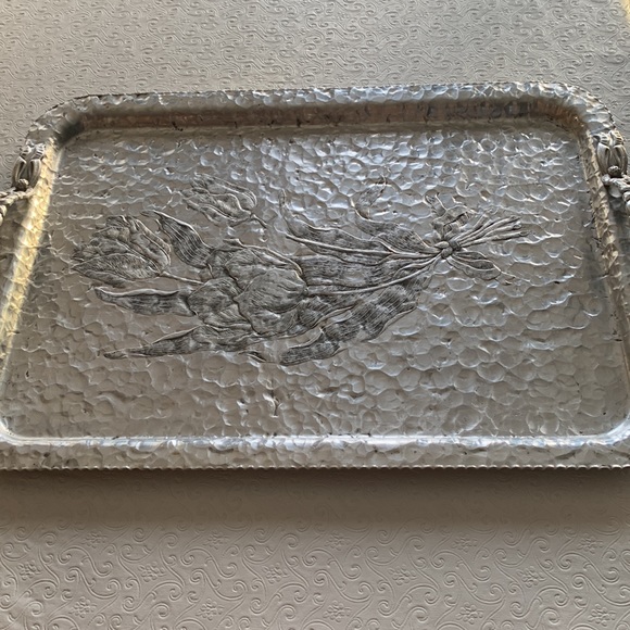 Vintage Rodney Kent Hammered Aluminum Tulip Tray with Serving Handles - Picture 8 of 8